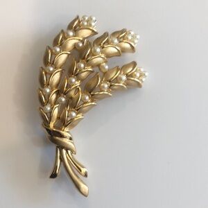 Vintage Signed TRIFARI Wheat Leaves with Faux Pearls Gold Tone Pin Brooch
